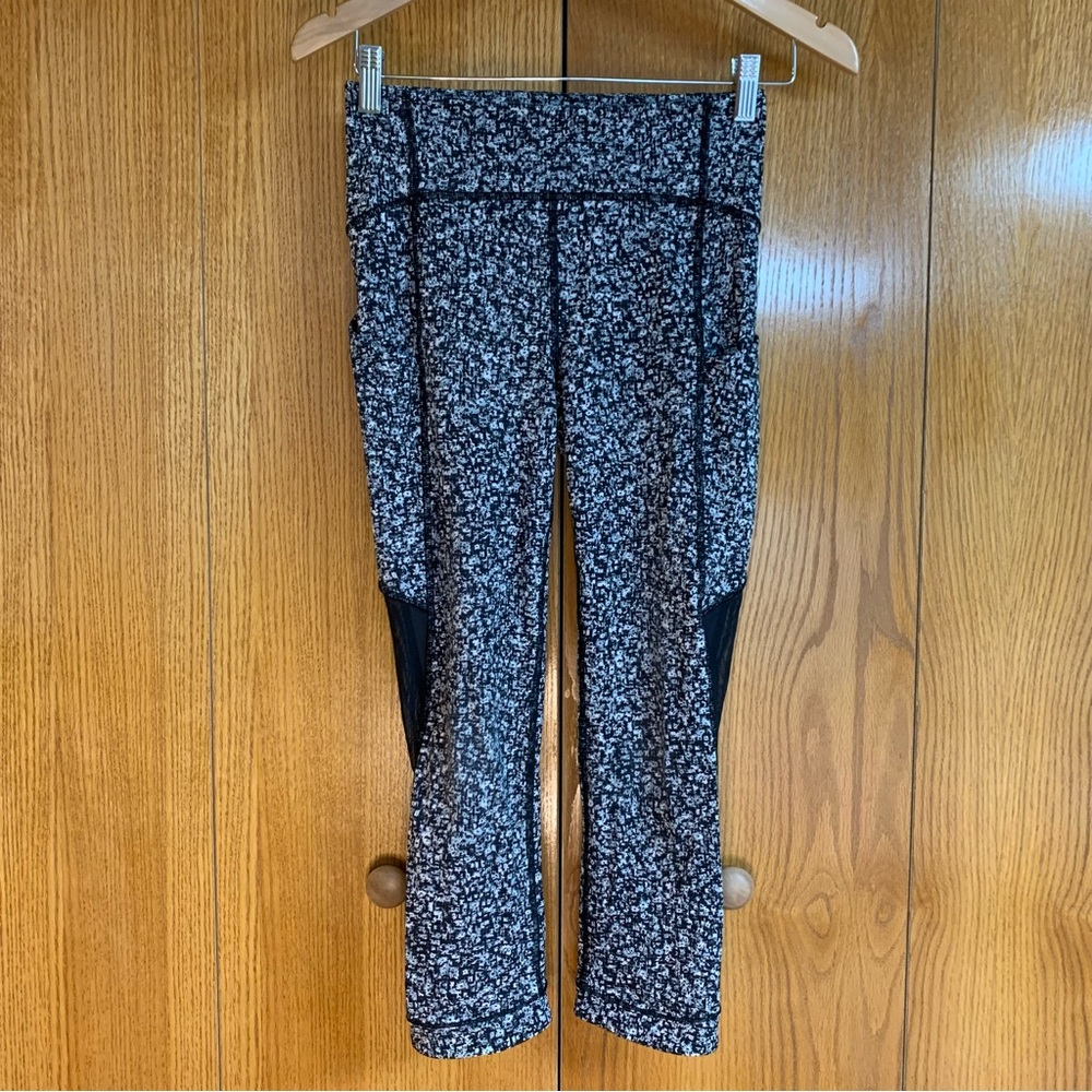 Lululemon Sole Training Cropped Legging In Daisy Dust Alpine Women's Size 4